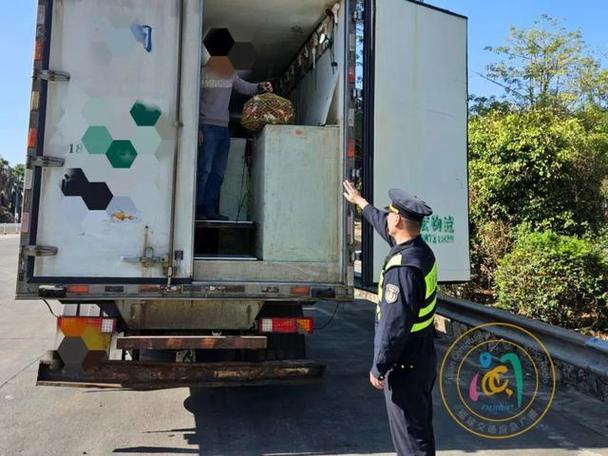 漳州高速执法：货车营运证过期，执法员耐心处理获感谢