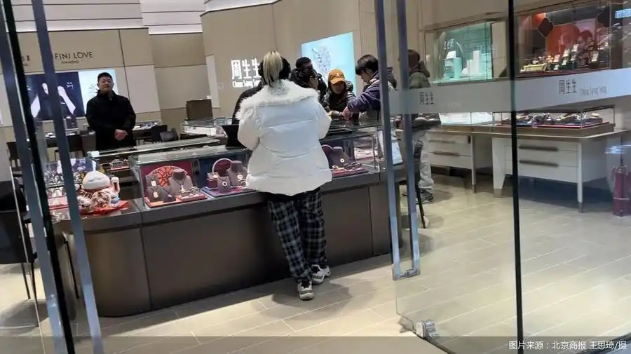 金价回落约30元 未来走势先抑后扬，投资者需审慎配置