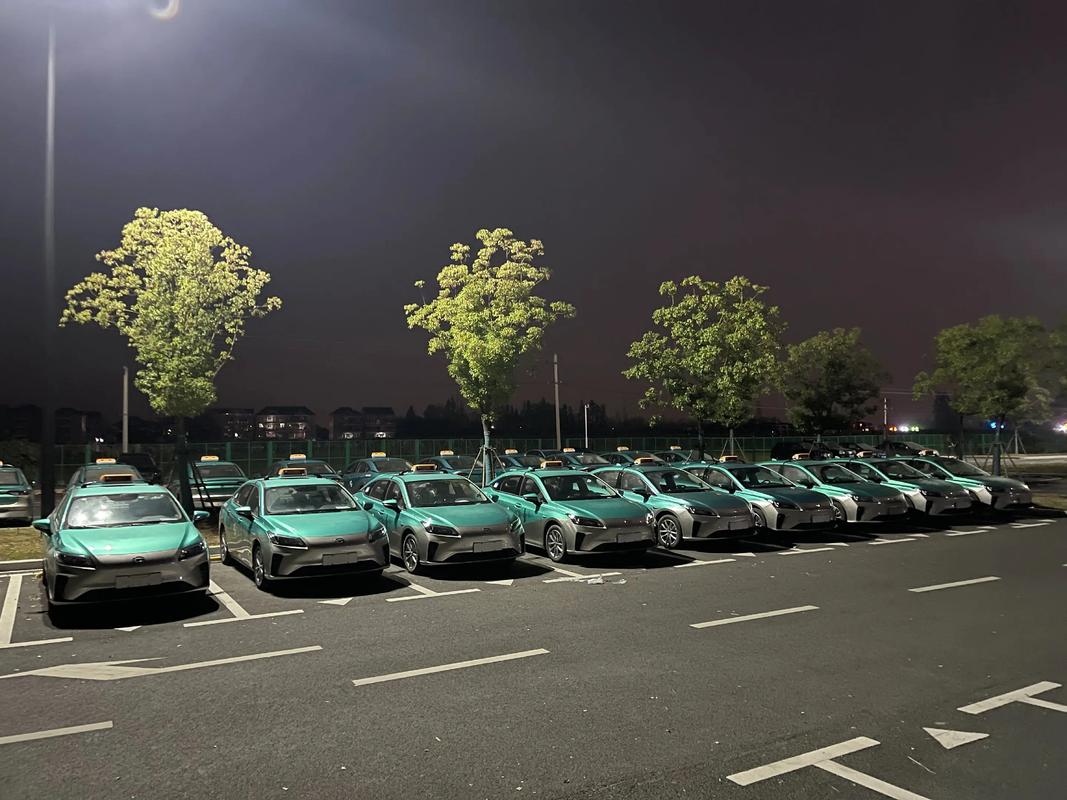 杭州出租车份子钱每月约8000元，行业乱象丛生打车难