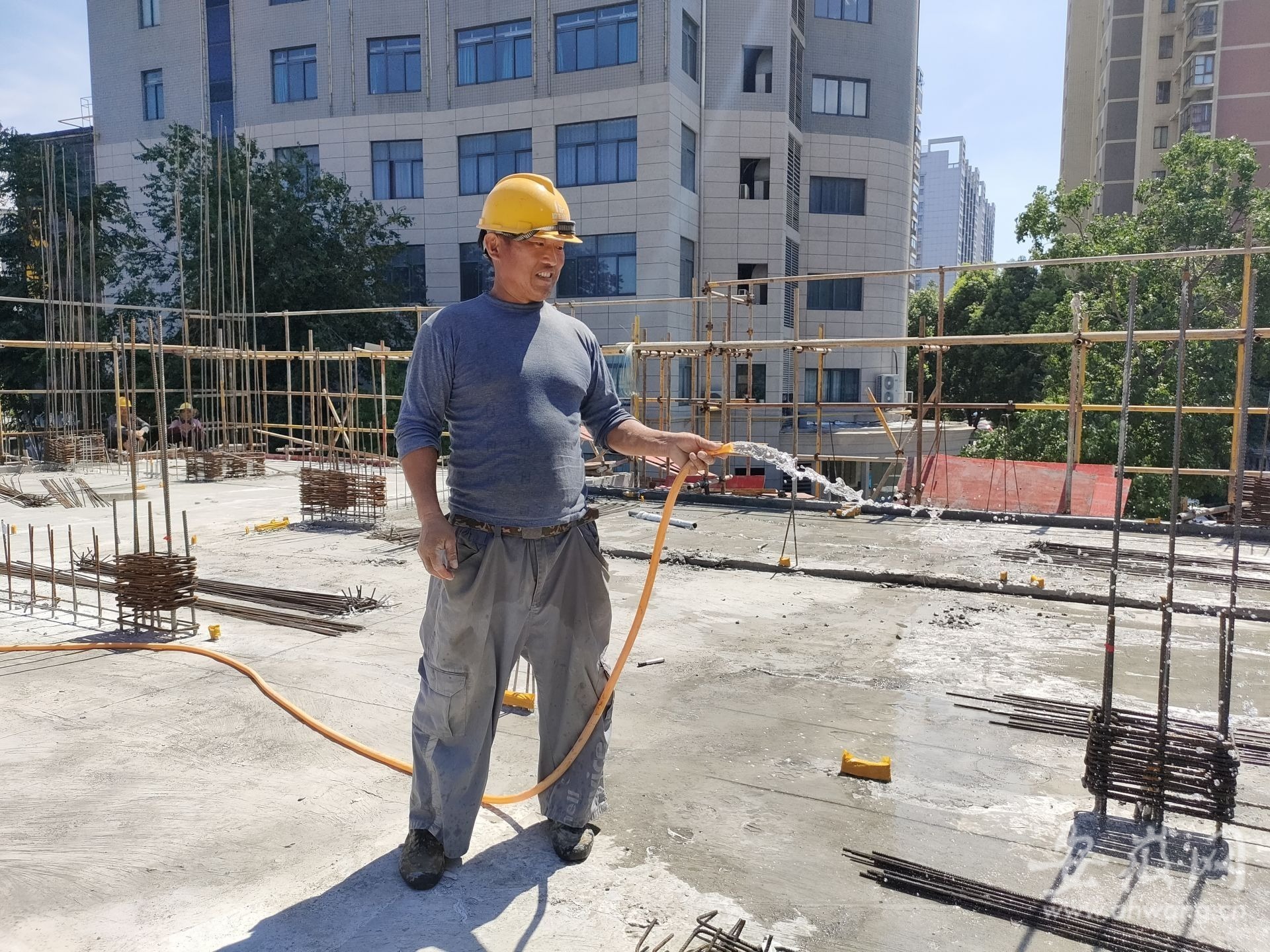 合肥高温加油站记者探访_合肥大市场订工作服的厂家_合肥高温建筑工地工人工作情况