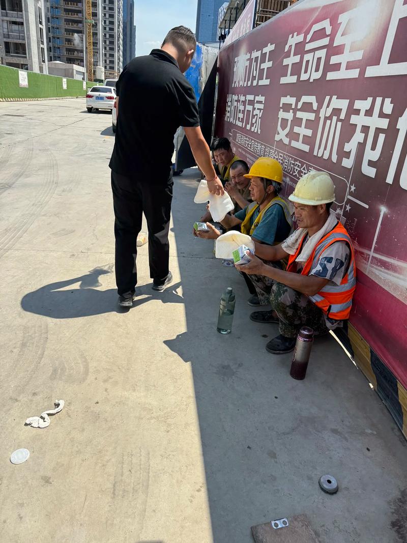 合肥高温加油站记者探访_合肥大市场订工作服的厂家_合肥高温建筑工地工人工作情况
