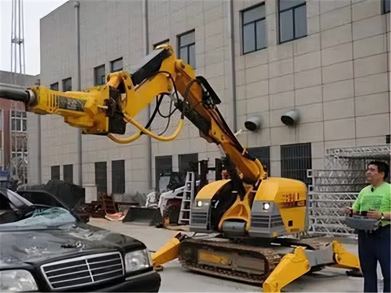 陈光标的钱是哪里来的_陈光标的变形金刚是什么设备_陈光标发钱图