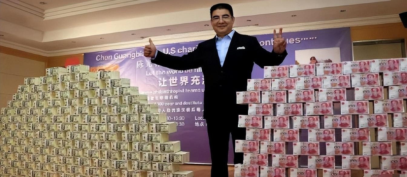 陈光标的钱是哪里来的_陈光标发钱图_陈光标的变形金刚是什么设备