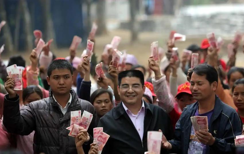 陈光标的钱是哪里来的_陈光标发钱图_陈光标的变形金刚是什么设备