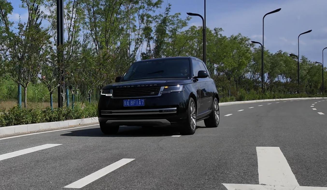 路虎租一天需要多少钱_路虎揽胜豪华品牌中大型SUV评测_路虎揽胜内饰豪华感与细节做工分析