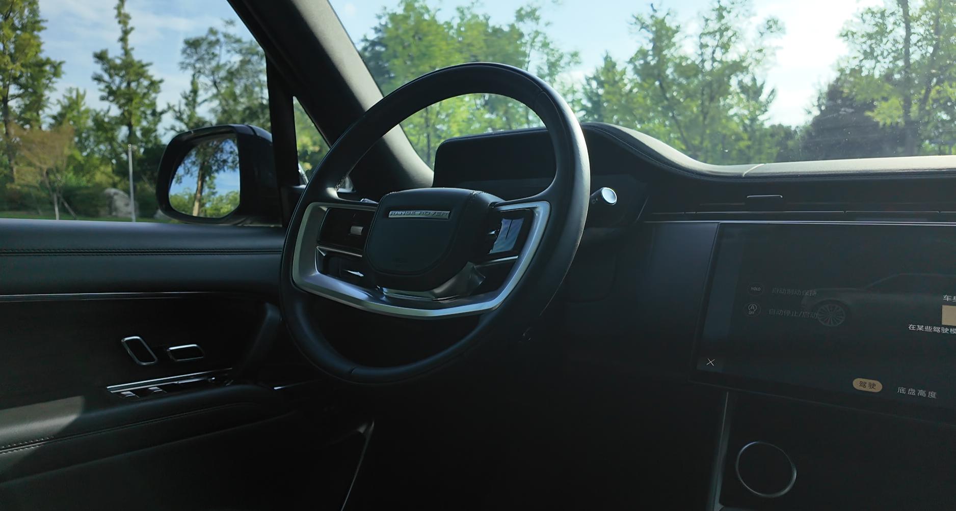 路虎租一天需要多少钱_路虎揽胜豪华品牌中大型SUV评测_路虎揽胜内饰豪华感与细节做工分析