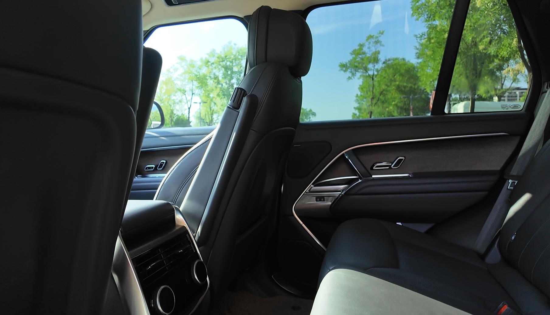 路虎租一天需要多少钱_路虎揽胜豪华品牌中大型SUV评测_路虎揽胜内饰豪华感与细节做工分析