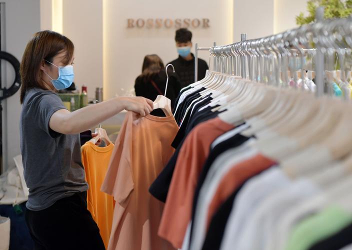 线上服装品牌初语开实体店，线上线下同价，为啥这么做？