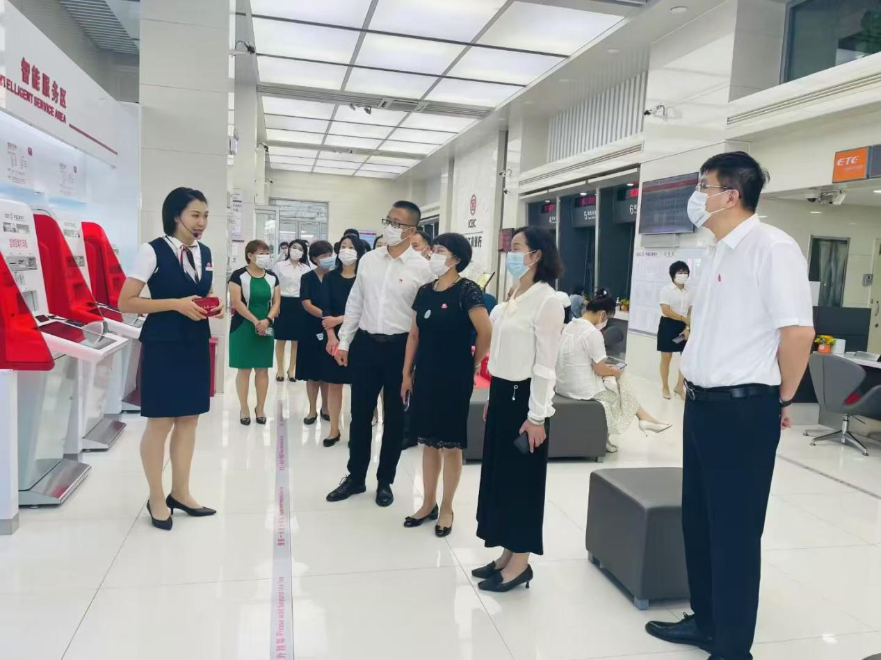 工商银行用心服务：上门办业务，老人不跑腿